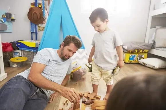 Vater und Sohn spielen im Keller